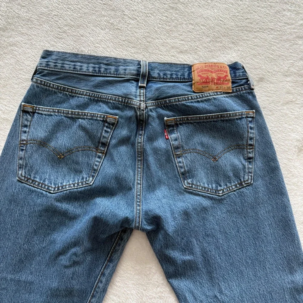 Levis 501 Original Fit Mens Medium Wash Blue Straight Leg Button Fly Jeans 32x32
